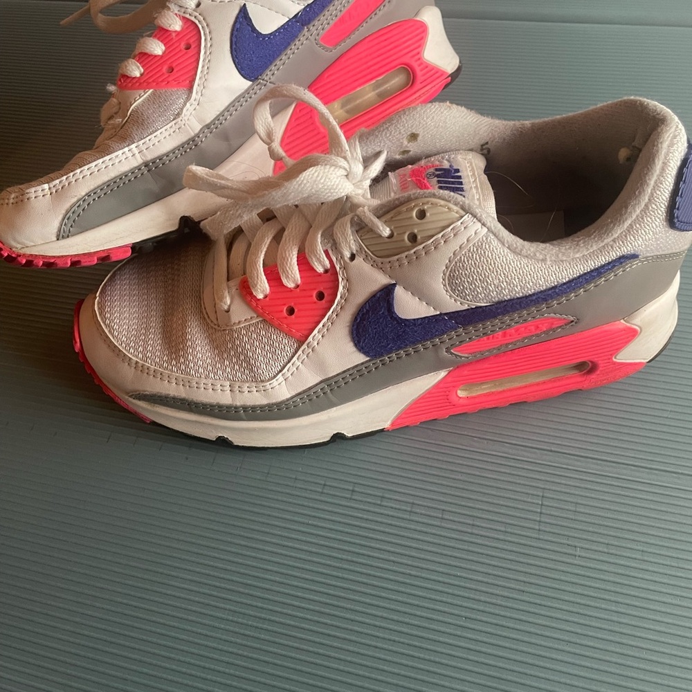 Nike women’s  Air Max 90 White and Pink Sneakers